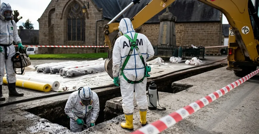 Colle bitumineuse noire — ADM PARIS, désamiantage à Paris
