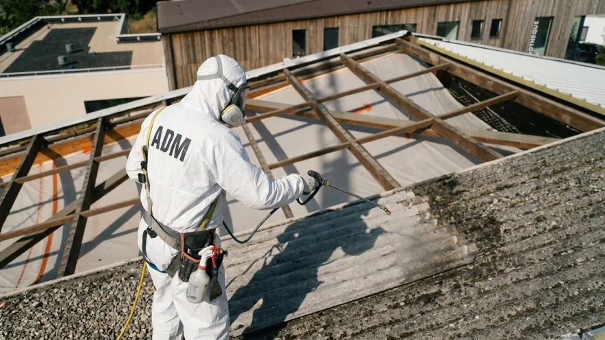 Le confinement renforcé d'un chantier de flocage Le confinement renforcé d'un chantier de flocage — ADM PARIS, désamiantage à Paris